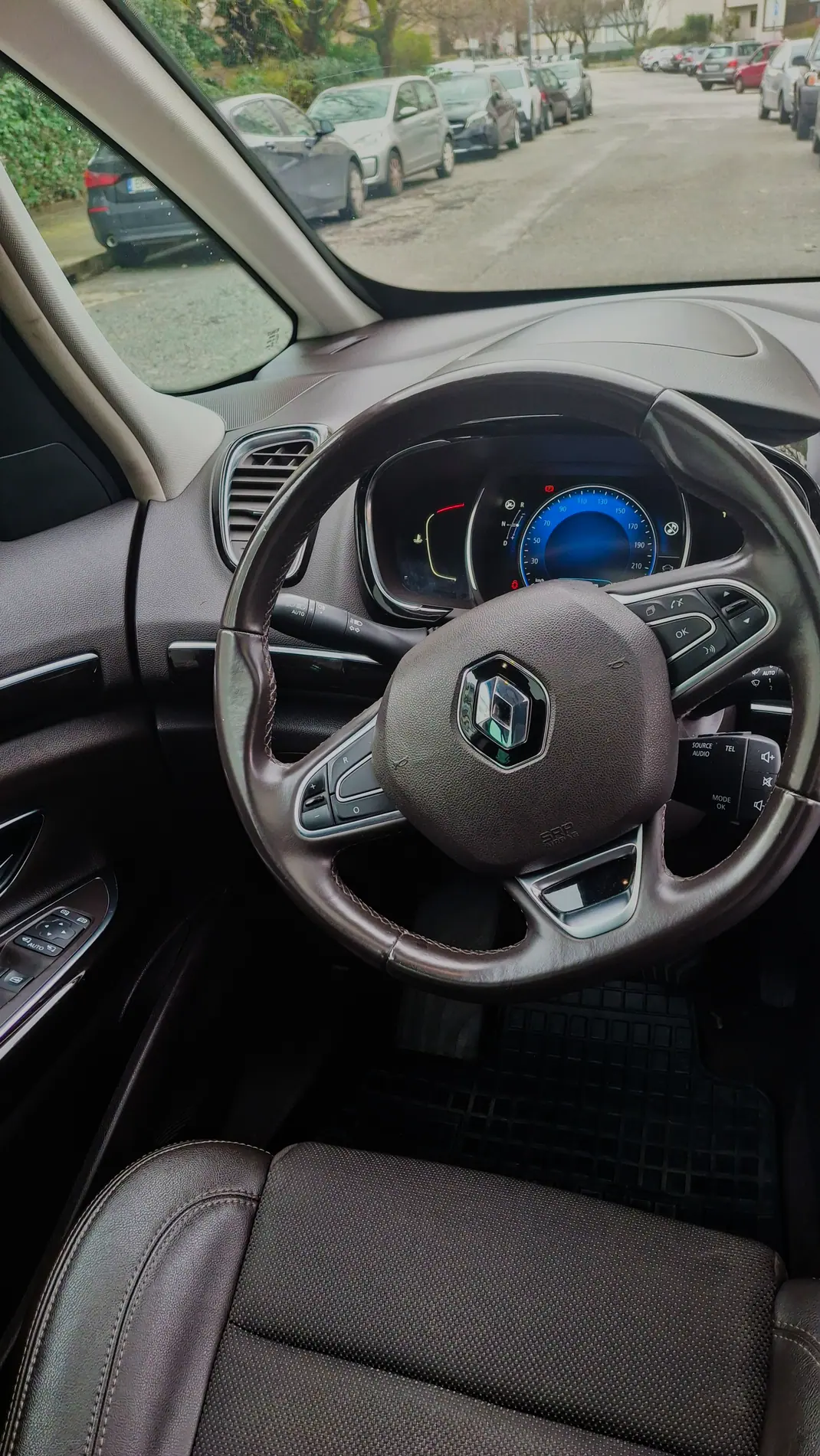 Renault Espace 2016 - 12500 EUR, 220000 km - AUTO.MOTO.pt - 220000km - foto 7 de 10