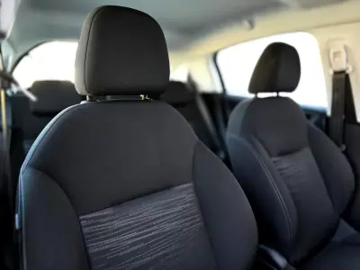 Peugeot 208 2012 - 7500 EUR, 137000 km - AUTO.MOTO.pt - 137000km - foto 19 de 25