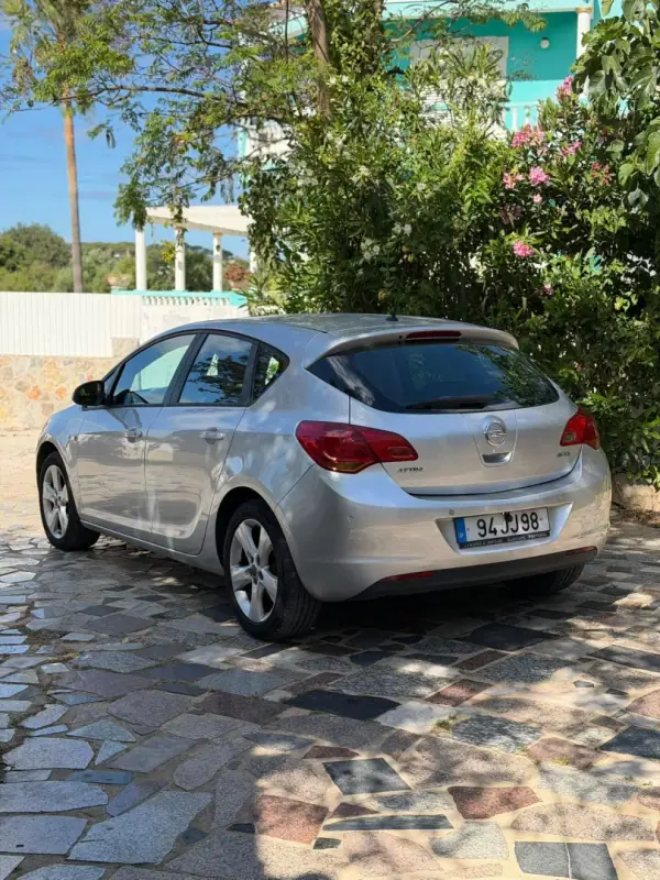 Opel Astra 2010 - 7900 EUR, 170584 km - AUTO.MOTO.pt - 170584km - foto 4 de 9