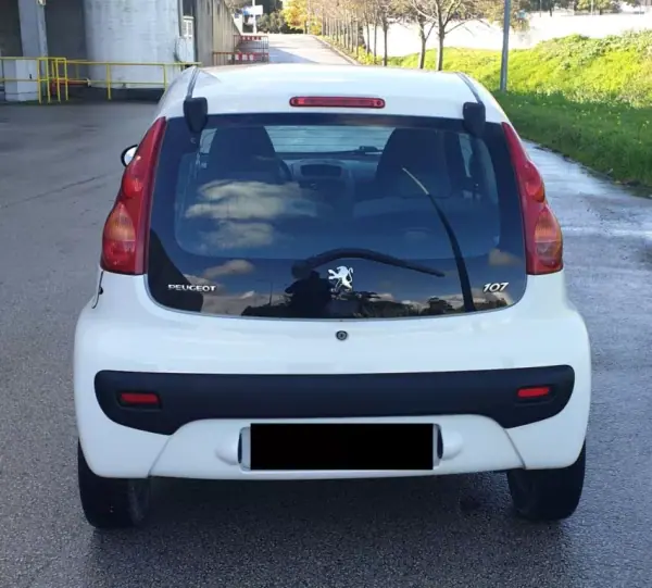 Peugeot 107 2009 - 4990 EUR, 195000 km - AUTO.MOTO.pt - 195000km - foto 5 de 17