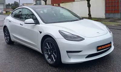 Tesla Model 3 2021 - 26490 EUR, 93800 km - AUTO.MOTO.pt - 93800km - foto 3 de 15