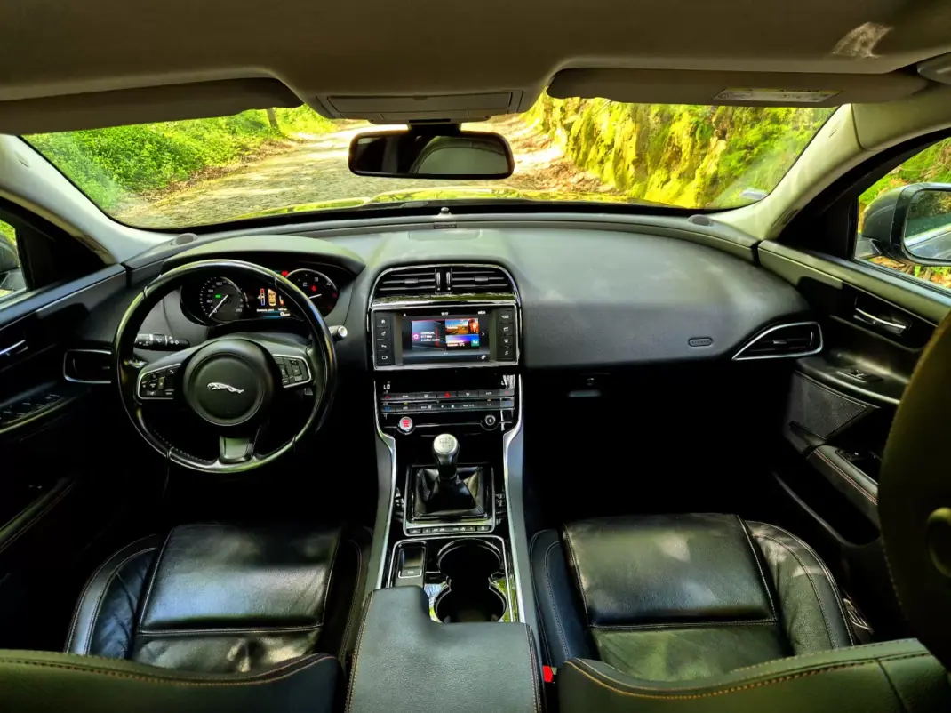 Jaguar XE 2015 - 14250 EUR, 184000 km - AUTO.MOTO.pt - 184000km - foto 12 de 23