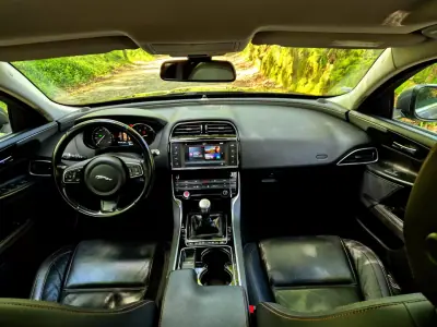 Jaguar XE 2015 - 14250 EUR, 184000 km - AUTO.MOTO.pt - 184000km - foto 12 de 23