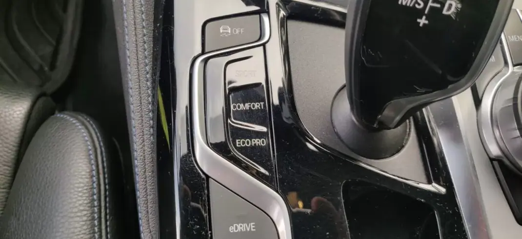 BMW 530e 2019 - 28499 EUR, 113000 km - AUTO.MOTO.pt - 113000km - foto 48 de 51