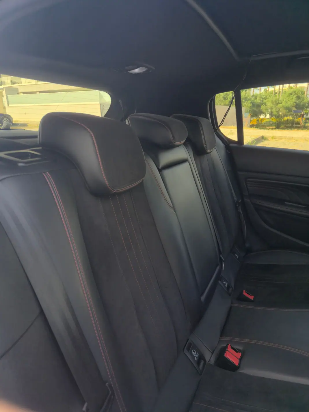 Peugeot 308 2017 - 23000 EUR, 127000 km - 127000km - foto 7 de 9