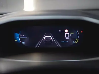 Peugeot e-2008 2023 - 20750 EUR, 50011 km - AUTO.MOTO.pt - 50011km - foto 17 de 21