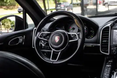 Porsche Cayenne 2016 - 42900 EUR, 139769 km - AUTO.MOTO.pt - 139769km - foto 40 de 49