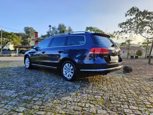 Volkswagen Passat Variant 2011 - 10750 EUR, 213000 km - AUTO.MOTO.pt - 213000km - foto 4 de 7