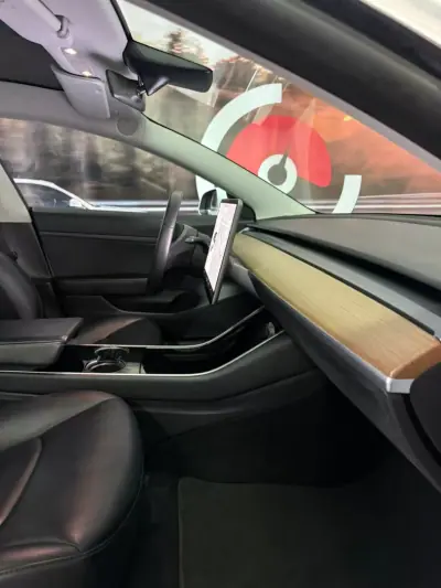 Tesla Model 3 2020 - 24900 EUR, 119316 km - AUTO.MOTO.pt - 119316km - foto 9 de 10