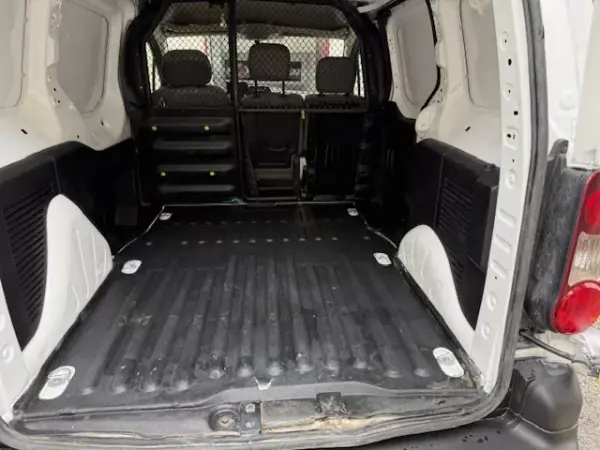 Citroën Berlingo 2015 - 7900 EUR, 221000 km - AUTO.MOTO.pt - 221000km - foto 14 de 29