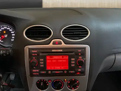 Ford Focus 2007 - 2750 EUR, 381400 km - AUTO.MOTO.pt - 381400km - foto 11 de 19
