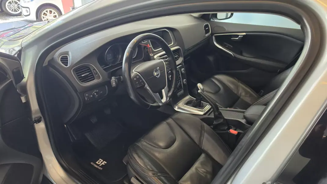 Volvo V40 Cross Country 2013 - 9900 EUR, 239930 km - AUTO.MOTO.pt - 239930km - foto 6 de 55
