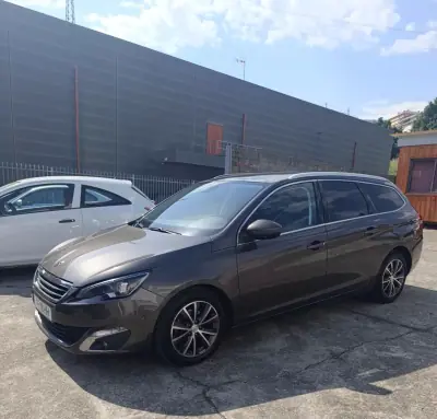 Peugeot 308 SW 2015 - 10500 EUR, 210000 km - AUTO.MOTO.pt - 210000km - foto 2 de 10