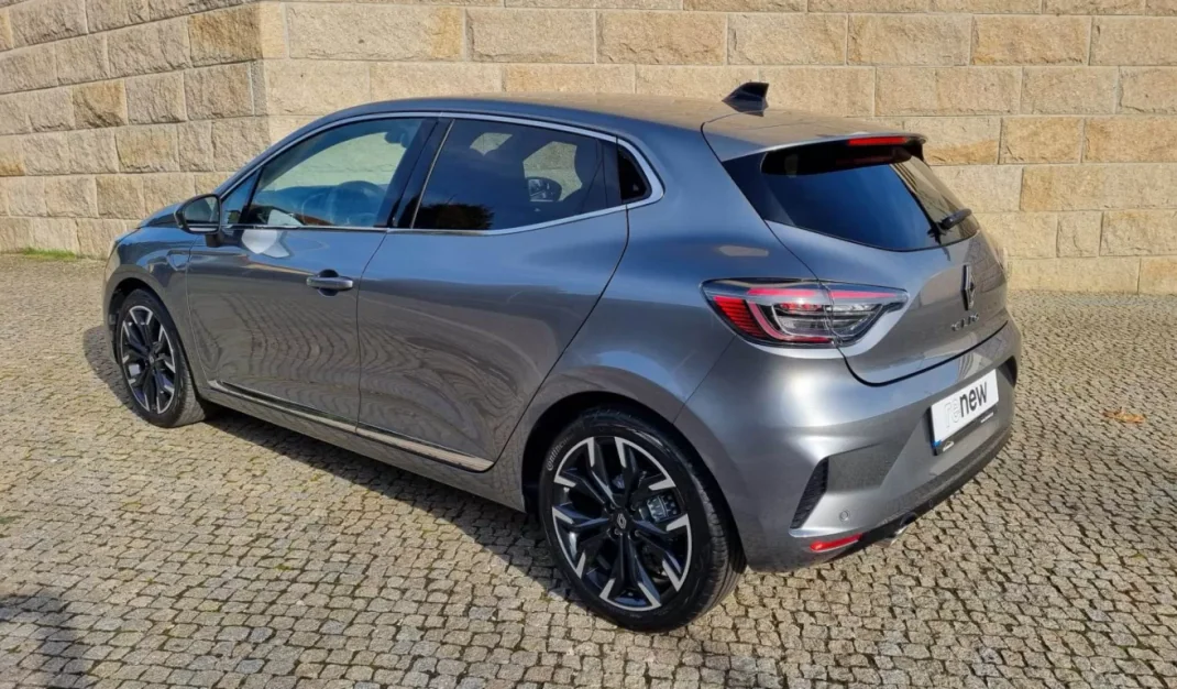 Renault Clio 2024 - 22250 EUR, 820 km - AUTO.MOTO.pt - 820km - foto 10 de 28