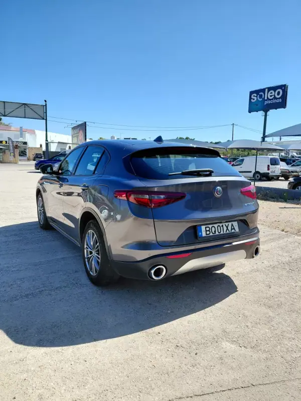 Alfa Romeo Stelvio 2018 - 25500 EUR, 160000 km - AUTO.MOTO.pt - 160000km - foto 14 de 14