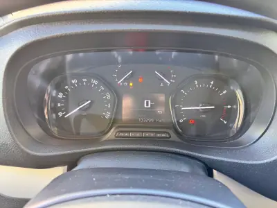 Peugeot Traveller 2022 - 29900 EUR, 103299 km - 103299km - foto 9 de 22