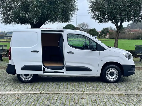 Opel COMBO 2022 - 13450 EUR, 90000 km - AUTO.MOTO.pt - 90000km - foto 6 de 37