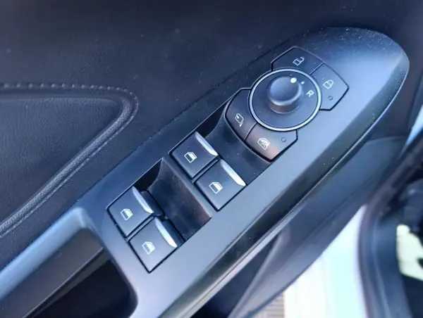 Ford Focus SW 1.0 EcoBoost MHEV ST-Line 2023 Gasolina — 93 763 km · Faro Ford Focus SW 1.0 EcoBoost MHEV ST-Line 2023 Gasolina