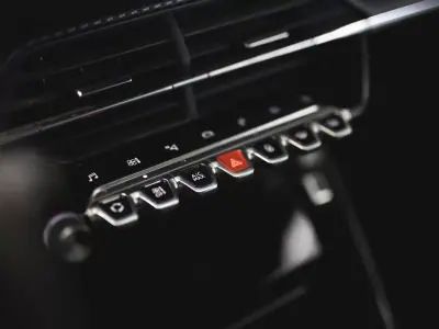 Peugeot e-2008 2023 - 20750 EUR, 50011 km - AUTO.MOTO.pt - 50011km - foto 20 de 21