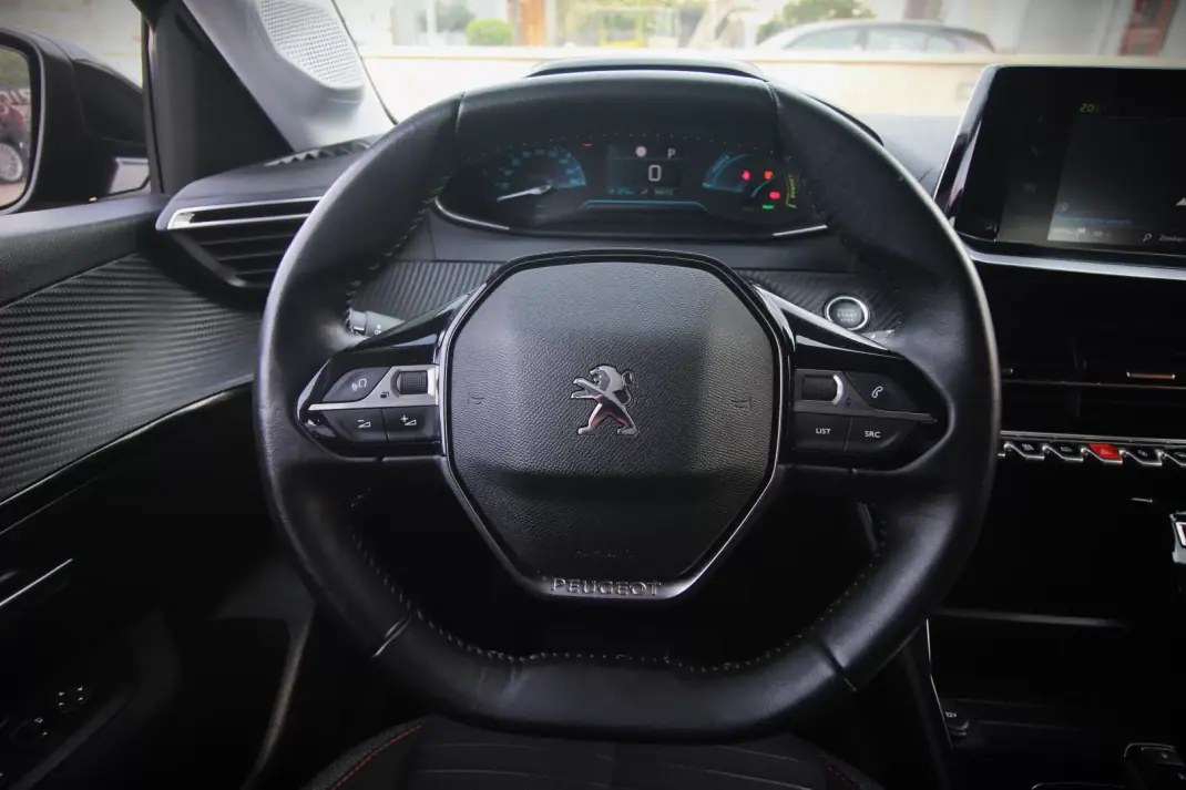 Peugeot e-208 2020 - 14350 EUR, 56200 km - AUTO.MOTO.pt - 56200km - foto 14 de 28