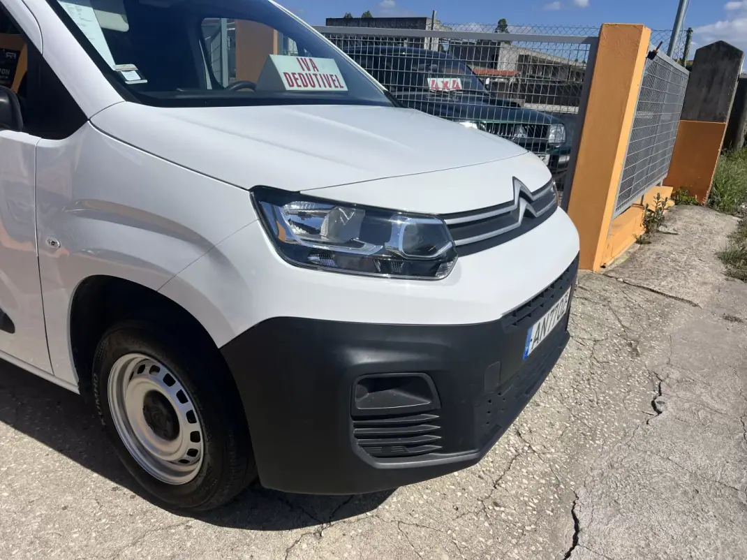 Citroën Berlingo 2022 - 13800 EUR, 118170 km - AUTO.MOTO.pt - 118170km - foto 8 de 12