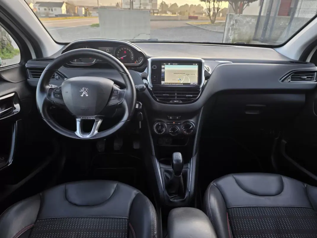 Peugeot 208 2016 - 13990 EUR, 163000 km - AUTO.MOTO.pt - 163000km - foto 17 de 31