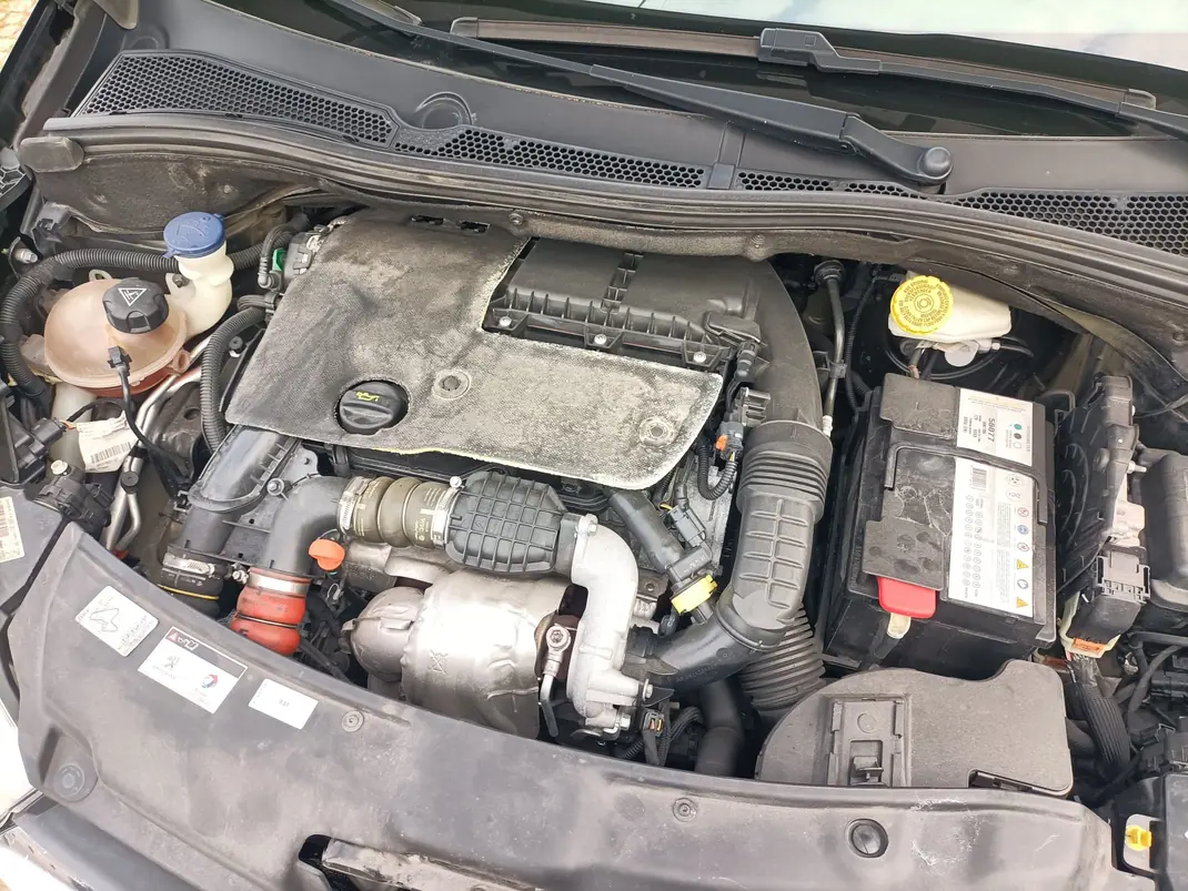 Peugeot 208 2017 - 8500 EUR, 215800 km - AUTO.MOTO.pt - 215800km - foto 12 de 12
