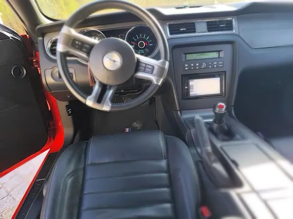 Ford Mustang 2013 - 27500 EUR, 32000 km - AUTO.MOTO.pt - 32000km - foto 11 de 15