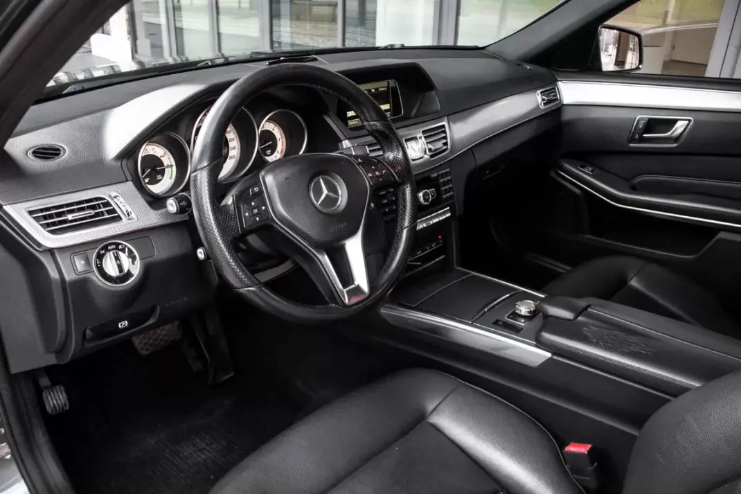 Mercedes-Benz E 300 2015 - 15990 EUR, 256669 km - AUTO.MOTO.pt - 256669km - foto 23 de 36