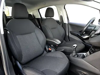 Peugeot 208 2019 - 9750 EUR, 75000 km - AUTO.MOTO.pt - 75000km - foto 32 de 37