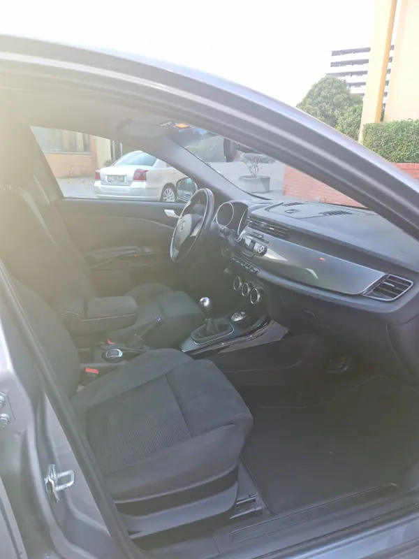 Alfa Romeo Giulietta 2011 - 6990 EUR, 156800 km - AUTO.MOTO.pt - 156800km - foto 6 de 17