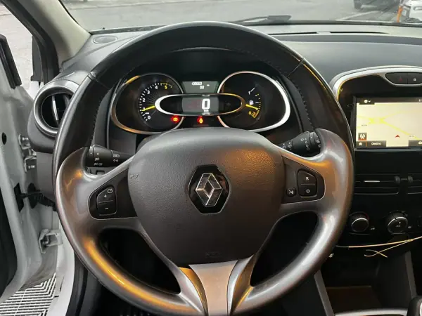 Renault Clio Sport Tourer 2016 - 10900 EUR, 138639 km - AUTO.MOTO.pt - 138639km - foto 6 de 21