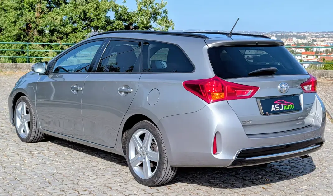 Toyota Auris Touring Sports 2014 - 8250 EUR, 285890 km - AUTO.MOTO.pt - 285890km - foto 10 de 21