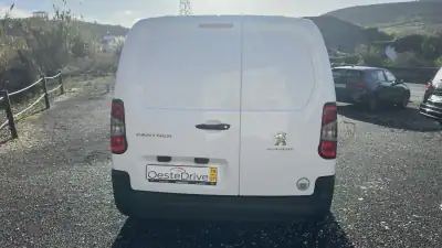 Peugeot Partner 1.6 BluHdi Pro 2019 - 12490 EUR, 144000 km - AUTO.MOTO.pt - 144000km - foto 6 de 19