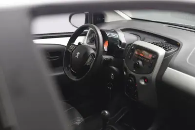 Peugeot 108 2017 - 9500 EUR, 49390 km - AUTO.MOTO.pt - 49390km - foto 25 de 45