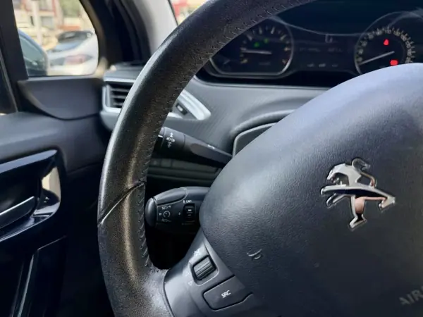 Peugeot 208 2017 - 9950 EUR, 71000 km - AUTO.MOTO.pt - 71000km - foto 17 de 24