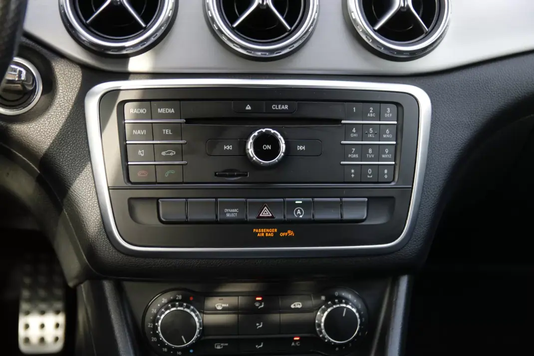 Mercedes-Benz GLA 180 2016 - 22500 EUR, 148000 km - AUTO.MOTO.pt - 148000km - foto 26 de 32