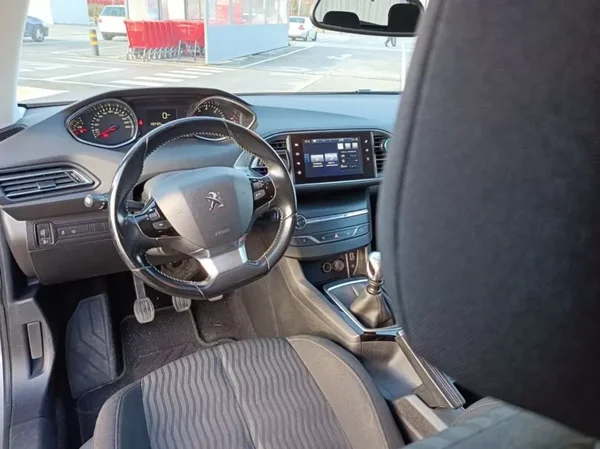 Peugeot 308 SW 2017 - 11000 EUR, 230125 km - AUTO.MOTO.pt - 230125km - foto 9 de 15