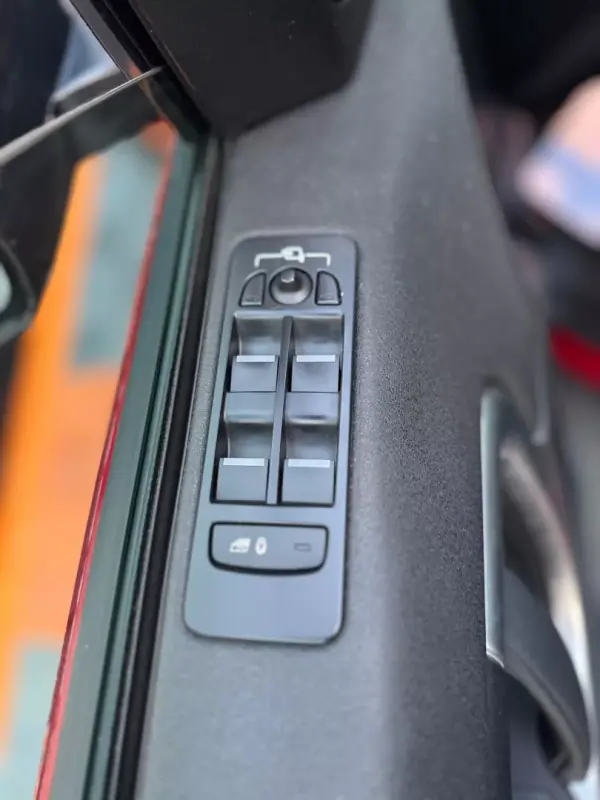Land Rover Discovery Sport 2018 - 23900 EUR, 100950 km - AUTO.MOTO.pt - 100950km - foto 12 de 19