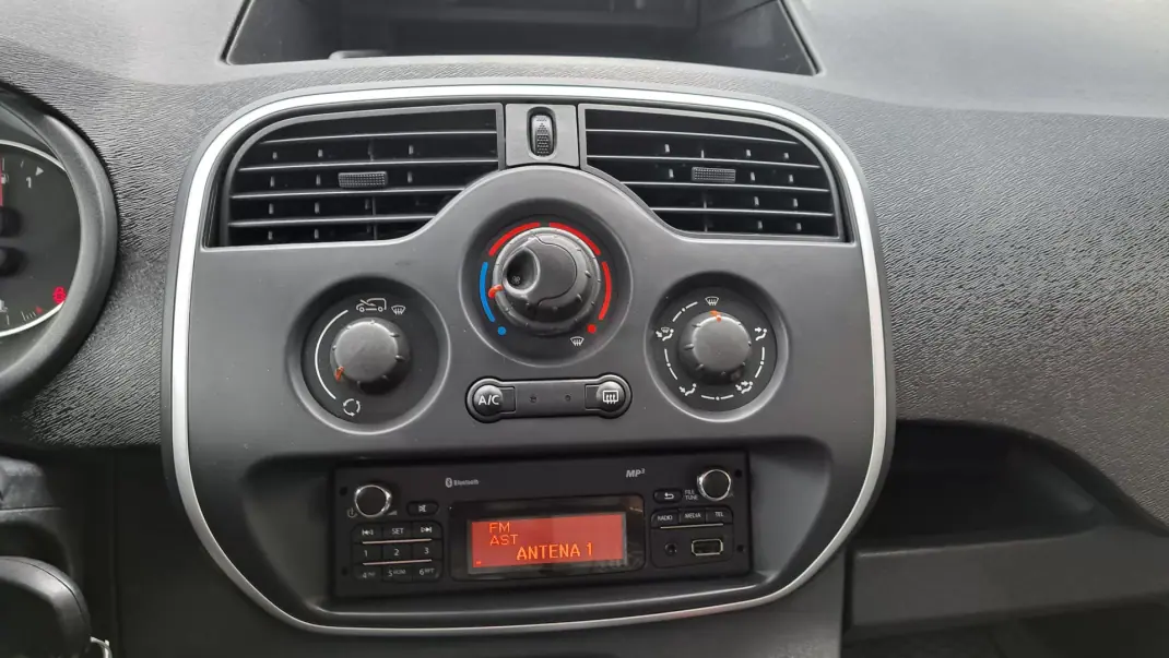 Renault TRAFIC L2H1 125CV 2019 - 19900 EUR, 106110 km - AUTO.MOTO.pt - 106110km - foto 15 de 24