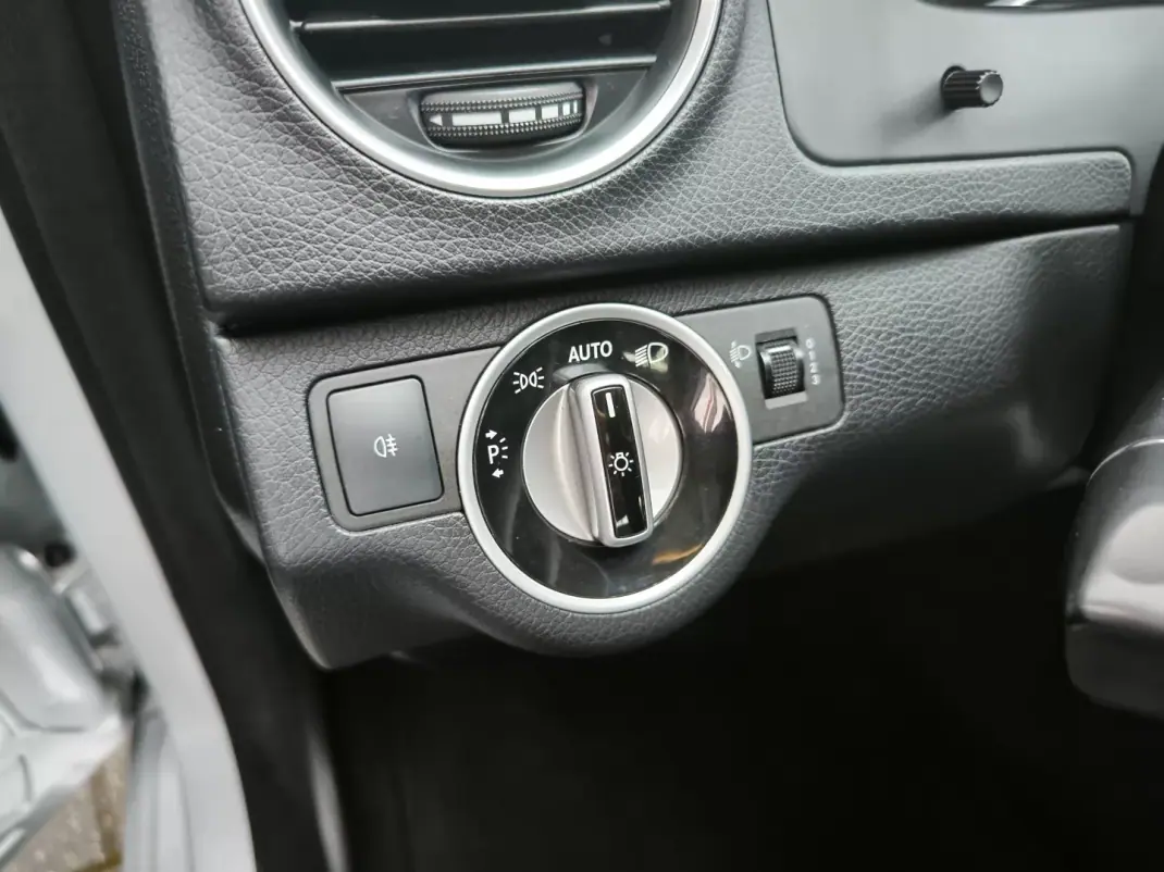 Mercedes-Benz C 220 2011 - 8950 EUR, 430000 km - AUTO.MOTO.pt - 430000km - foto 34 de 52