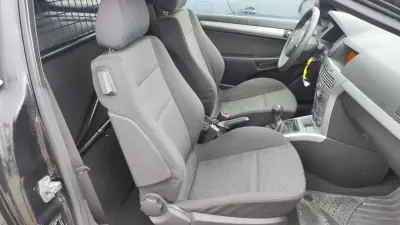 Opel 2010 - 5580 EUR, 219987 km - AUTO.MOTO.pt - 219987km - foto 12 de 20