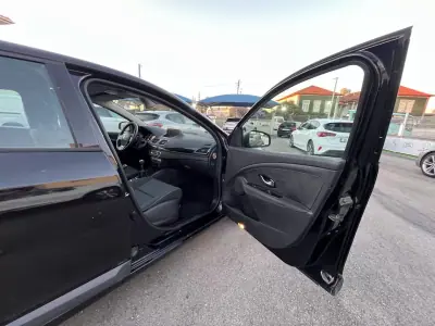 Renault Mégane 2011 - 6750 EUR, 234000 km - AUTO.MOTO.pt - 234000km - foto 26 de 34