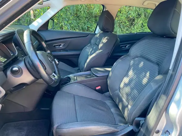 Renault Grand Scénic 2017 - 12950 EUR, 239000 km - AUTO.MOTO.pt - 239000km - foto 17 de 21