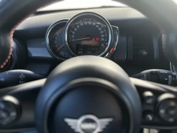 MINI 5 Portas 2019 - 15790 EUR, 179000 km - AUTO.MOTO.pt - 179000km - foto 24 de 39