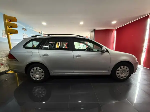 Volkswagen Golf Variant 2011 - 7900 EUR, 284928 km - AUTO.MOTO.pt - 284928km - foto 6 de 19