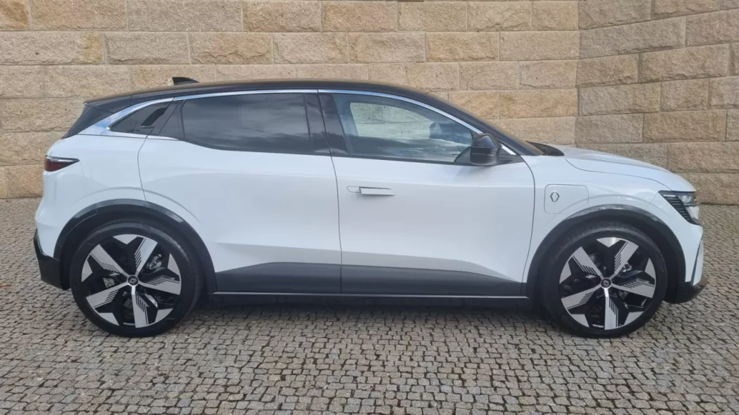 Renault Mégane E-Tech 2024 - 39000 EUR, 15500 km - AUTO.MOTO.pt - 15500km - foto 5 de 33