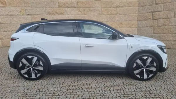 Renault Mégane E-Tech 2024 - 39000 EUR, 15500 km - AUTO.MOTO.pt - 15500km - foto 5 de 33