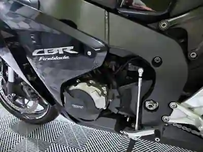 Honda CBR 1000RR 2008 - 8950 EUR, 32000 km - AUTO.MOTO.pt - 32000km - foto 14 de 15