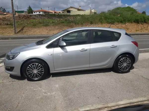 Opel Astra 2013 - 9900 EUR, 179980 km - AUTO.MOTO.pt - 179980km - foto 6 de 35